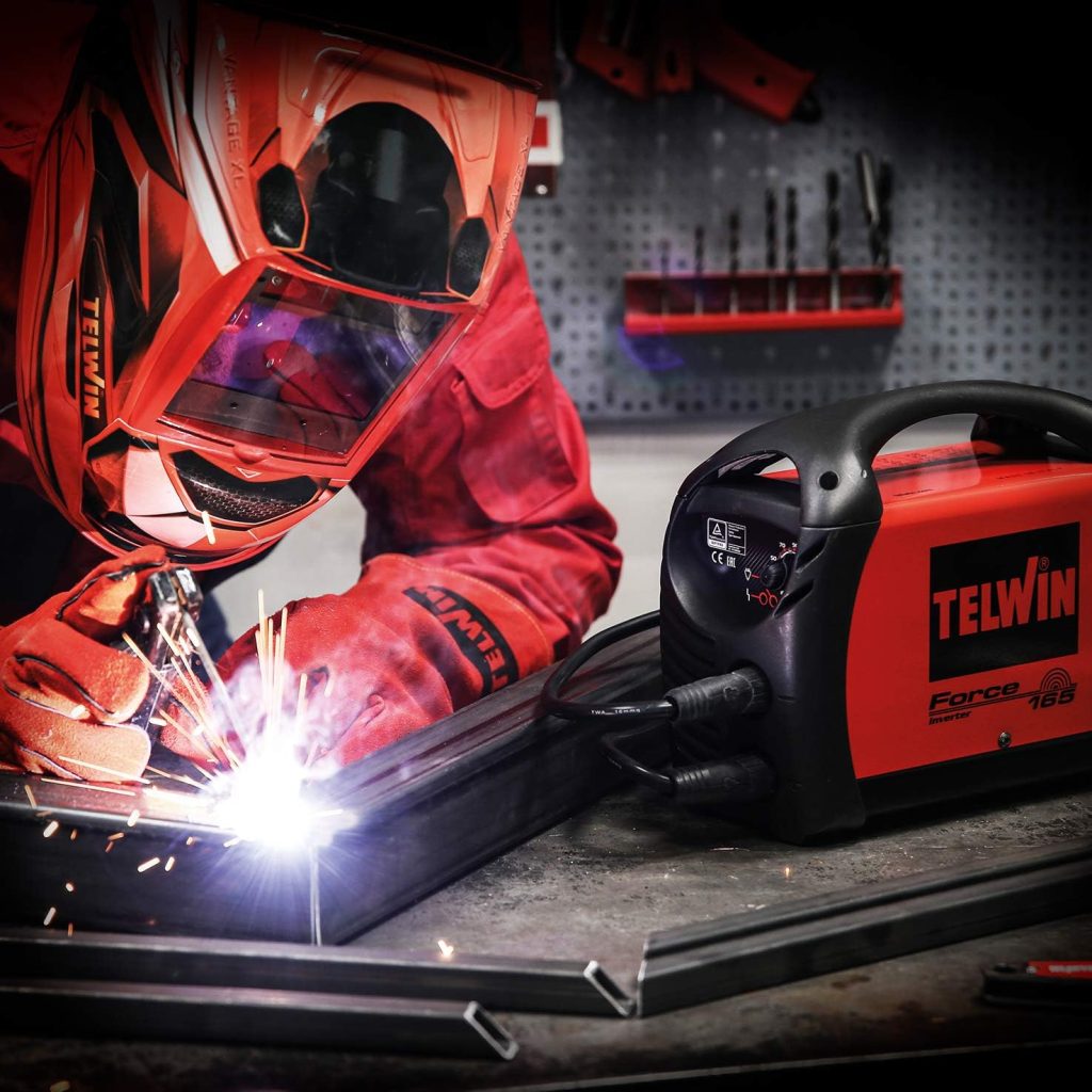 Telwin 815863 Force 165 Soldadora inverter a electrodo MMA con casque de soldadura automático y accesorios para soldadura, 230 V, 4,23 kg, Rojo